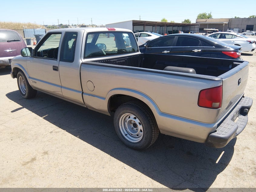 2002 Chevrolet S-10 pickup VIN 1GCCS195028261841 IAAI salvage auction — NORMAL WEAR, App For Dup Clear (California), sold $875 on 2026-07-08 (photo 3)