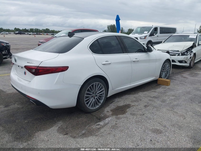 2017 Alfa romeo Giulia VIN ZARFAECN9H7536501 IAAI salvage auction — NORMAL WEAR, Clear (Florida), sold $2,600 on 2026-07-16 (photo 4)