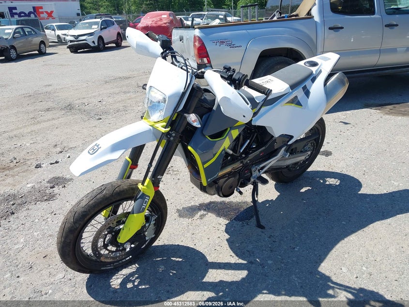 2022 Husqvarna 701 VIN VBKUSV404NM739910 IAAI salvage auction — ENGINE DAMAGE, Salvage Title, sold $2,350 on 2026-07-08 (photo 2)