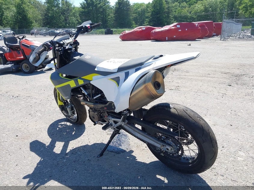 2022 Husqvarna 701 VIN VBKUSV404NM739910 IAAI salvage auction — ENGINE DAMAGE, Salvage Title, sold $2,350 on 2026-07-08 (photo 3)