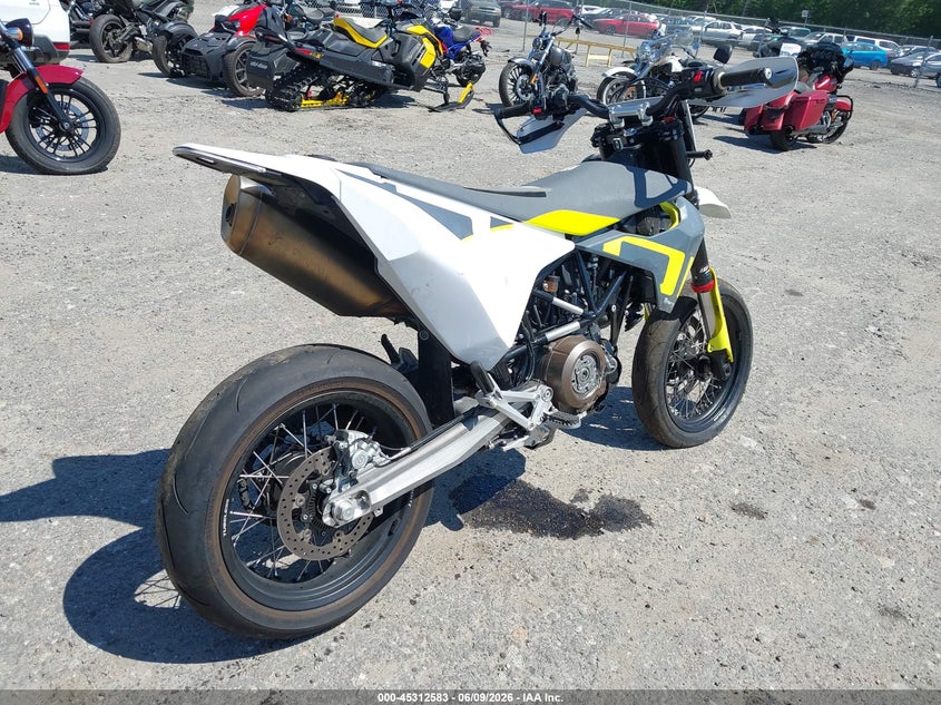 2022 Husqvarna 701 VIN VBKUSV404NM739910 IAAI salvage auction — ENGINE DAMAGE, Salvage Title, sold $2,350 on 2026-07-08 (photo 4)