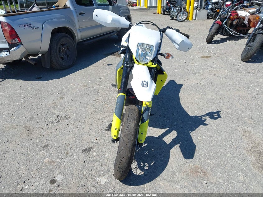 2022 Husqvarna 701 VIN VBKUSV404NM739910 IAAI salvage auction — ENGINE DAMAGE, Salvage Title, sold $2,350 on 2026-07-08 (photo 5)