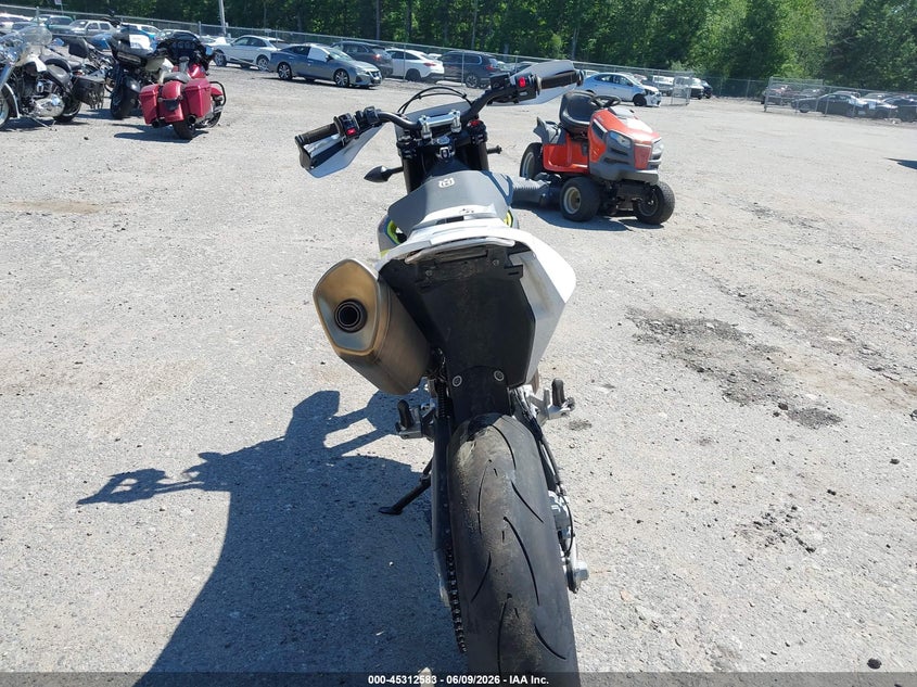 2022 Husqvarna 701 VIN VBKUSV404NM739910 IAAI salvage auction — ENGINE DAMAGE, Salvage Title, sold $2,350 on 2026-07-08 (photo 6)