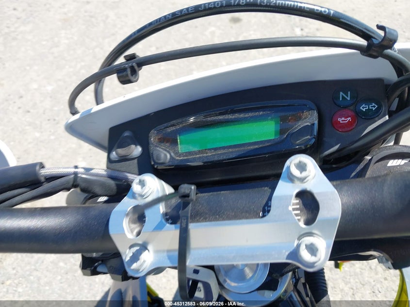 2022 Husqvarna 701 VIN VBKUSV404NM739910 IAAI salvage auction — ENGINE DAMAGE, Salvage Title, sold $2,350 on 2026-07-08 (photo 7)