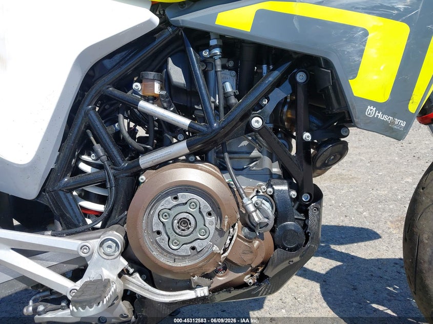 2022 Husqvarna 701 VIN VBKUSV404NM739910 IAAI salvage auction — ENGINE DAMAGE, Salvage Title, sold $2,350 on 2026-07-08 (photo 8)