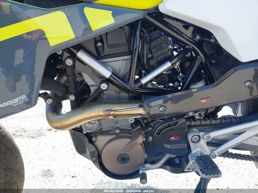 2022 Husqvarna 701 VIN VBKUSV404NM739910 IAAI salvage auction — ENGINE DAMAGE, Salvage Title, sold $2,350 on 2026-07-08 (photo 9)