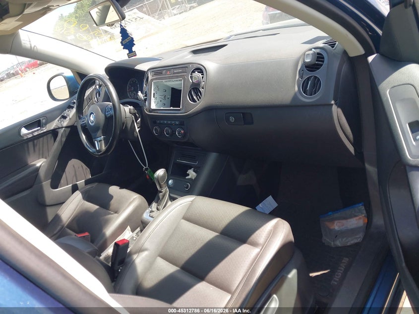 2017 Volkswagen Tiguan VIN WVGBV7AX2HK004254 IAAI salvage auction — REAR END, Salvage (Massachusetts), sold $1,250 on 2026-07-28 (photo 5)