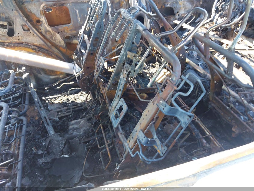 2019 Toyota Highlander VIN 5TDKZRFH0KS358621 IAAI salvage auction — BURN, Non-Repairable (Virginia), sold $750 on 2026-08-01 (photo 8)