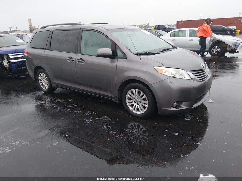 2013 Toyota Sienna VIN 5TDYK3DC2DS336528 IAAI salvage auction — LEFT FRONT, Salvage Title, sold $1,950 on 2026-07-14 (photo 1)