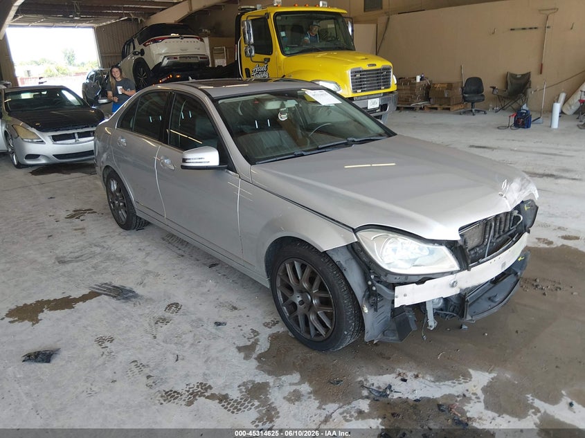 2013 Mercedes-benz C-klasse VIN WDDGF8AB1DG137981 IAAI salvage auction — FRONT END, Clear (Tennessee), sold $875 on 2026-07-20 (photo 1)