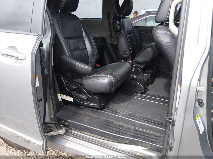 2017 Toyota Sienna VIN 5TDXZ3DC0HS884234 IAAI salvage auction — FRONT END, Salvage Title, sold $4,950 on 2026-07-31 (photo 8)