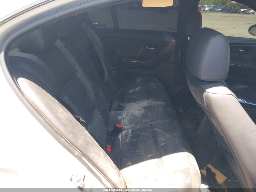 2006 BMW 3er VIN WBAVB33536KR81816 IAAI salvage auction — RIGHT REAR, Salvage (Massachusetts), sold $375 on 2026-07-14 (photo 8)