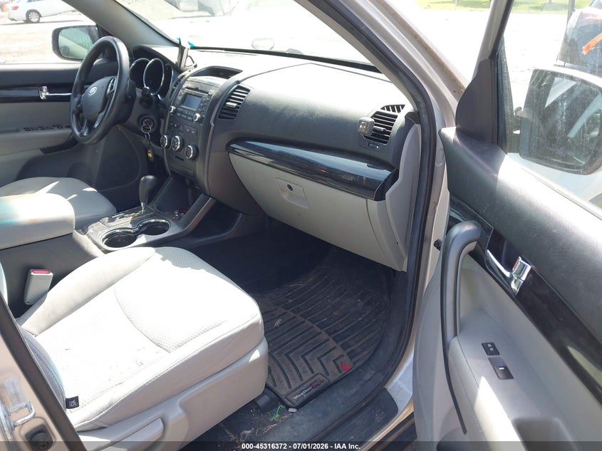2013 Kia Sorento VIN 5XYKT3A13DG333933 IAAI salvage auction — NORMAL WEAR, Clear (New York), sold $900 on 2026-07-07 (photo 5)