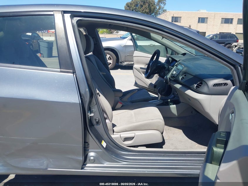 2014 Honda Insight VIN JHMZE2H52ES000418 IAAI salvage auction — SIDE, Salvage (California), sold $350 on 2026-07-29 (photo 5)