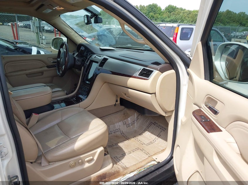 2010 Cadillac Escalade VIN 1GYUKJEF8AR289392 IAAI salvage auction — SIDE, Clear (Virginia), sold $1,750 on 2026-07-18 (photo 5)
