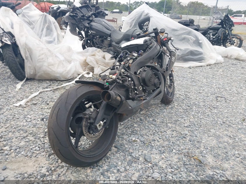 2025 Suzuki Gsx-r VIN JS1GN7FA0S7100919 IAAI salvage auction — ALL OVER, Salvage Title, sold $3,000 on 2026-07-28 (photo 4)