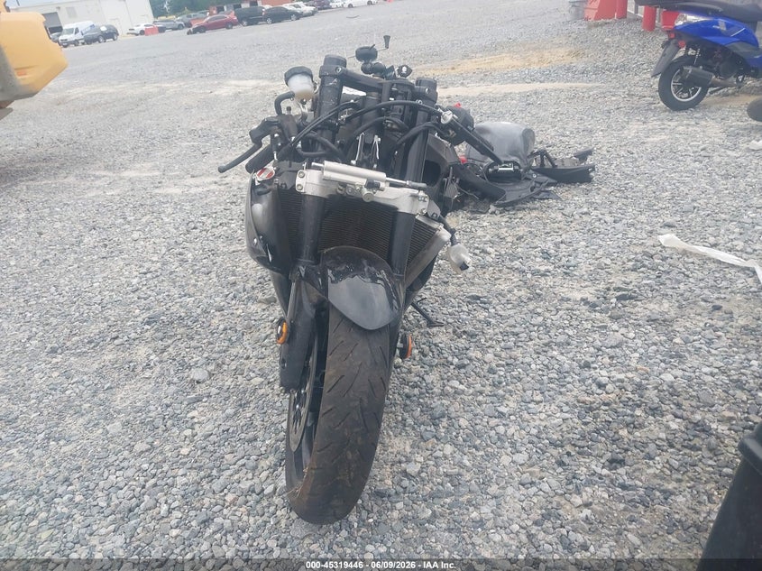 2025 Suzuki Gsx-r VIN JS1GN7FA0S7100919 IAAI salvage auction — ALL OVER, Salvage Title, sold $3,000 on 2026-07-28 (photo 5)