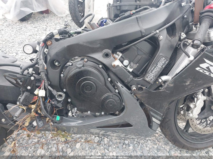 2025 Suzuki Gsx-r VIN JS1GN7FA0S7100919 IAAI salvage auction — ALL OVER, Salvage Title, sold $3,000 on 2026-07-28 (photo 8)