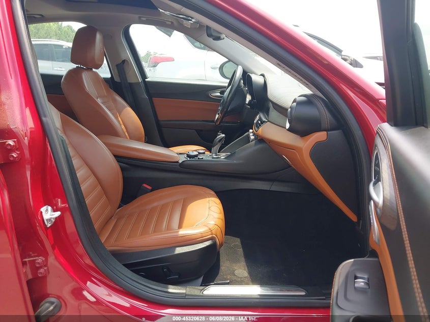 2017 Alfa romeo Giulia VIN ZARFAEENXH7561243 IAAI salvage auction — NORMAL WEAR, Salvage Title, sold $2,500 on 2026-07-22 (photo 5)