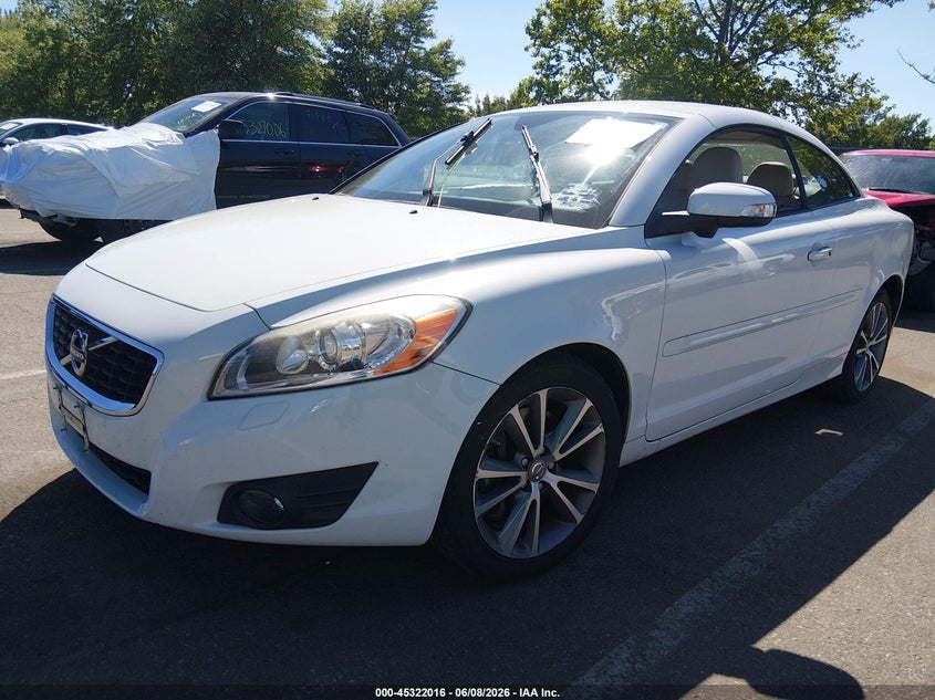 2011 Volvo C70 VIN YV1672MCXBJ118246 IAAI salvage auction — REAR END, Salvage (New Jersey), sold $1,100 on 2026-08-17 (photo 2)