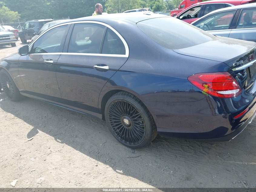 2018 Mercedes-benz E-klasse VIN WDDZF4KBXJA332475 IAAI salvage auction — RIGHT FRONT, Salvage Title, sold $9,650 on 2026-08-18 (photo 3)