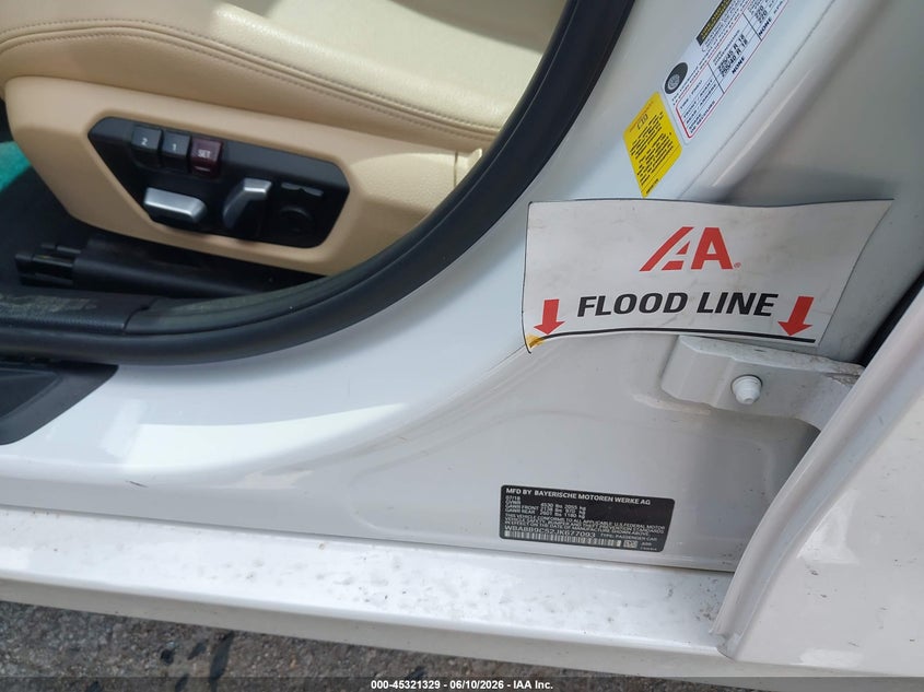 2018 BMW 3er VIN WBA8B9C52JK677093 IAAI salvage auction — WATER/FLOOD, Salvage (Texas), sold $2,775 on 2026-07-28 (photo 6)