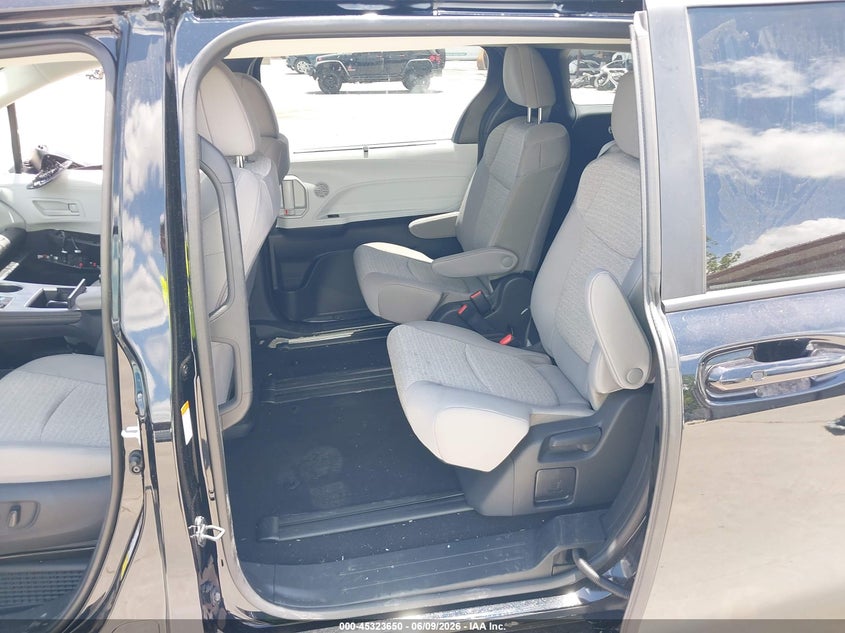 2025 Toyota Sienna VIN 5TDBSKFC4SS225683 IAAI salvage auction — SIDE, Salvage (New Jersey), sold $2,650 on 2026-07-29 (photo 8)