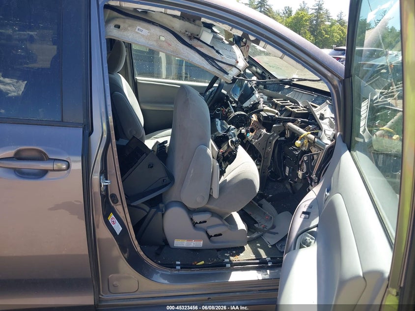 2018 Toyota Sienna VIN 5TDKZ3DC6JS921285 IAAI salvage auction — BIO HAZARD, Salvage Title, sold $7,850 on 2026-07-10 (photo 5)