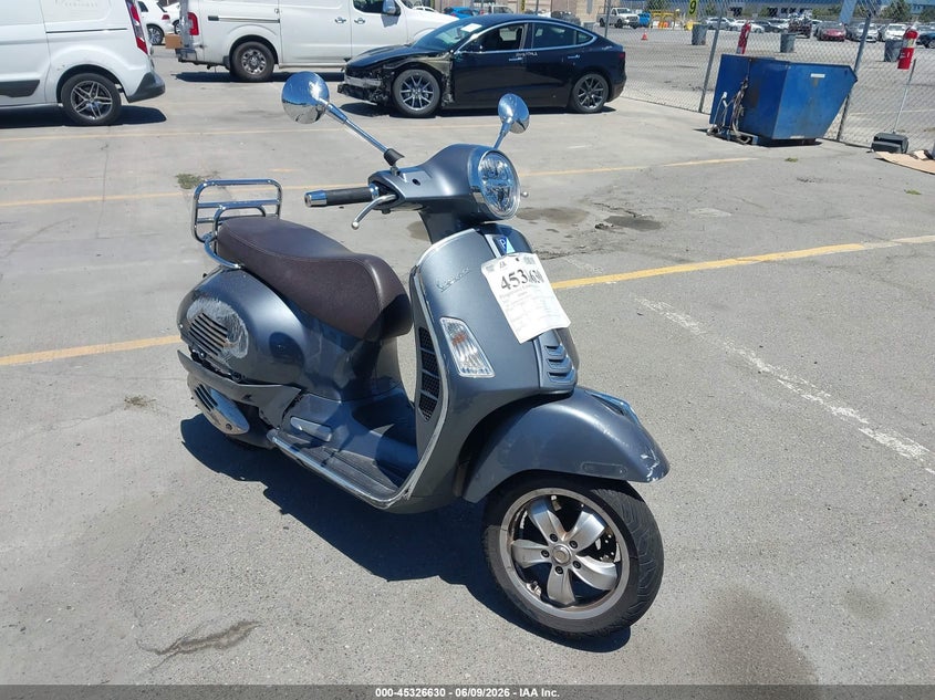 2022 Vespa - VIN ZAPMA39M8N5300593 IAAI salvage auction — FRONT & REAR, Salvage Title, sold $500 on 2026-07-22 (photo 1)