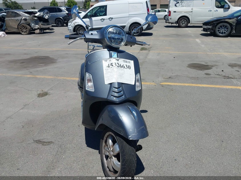 2022 Vespa - VIN ZAPMA39M8N5300593 IAAI salvage auction — FRONT & REAR, Salvage Title, sold $500 on 2026-07-22 (photo 5)