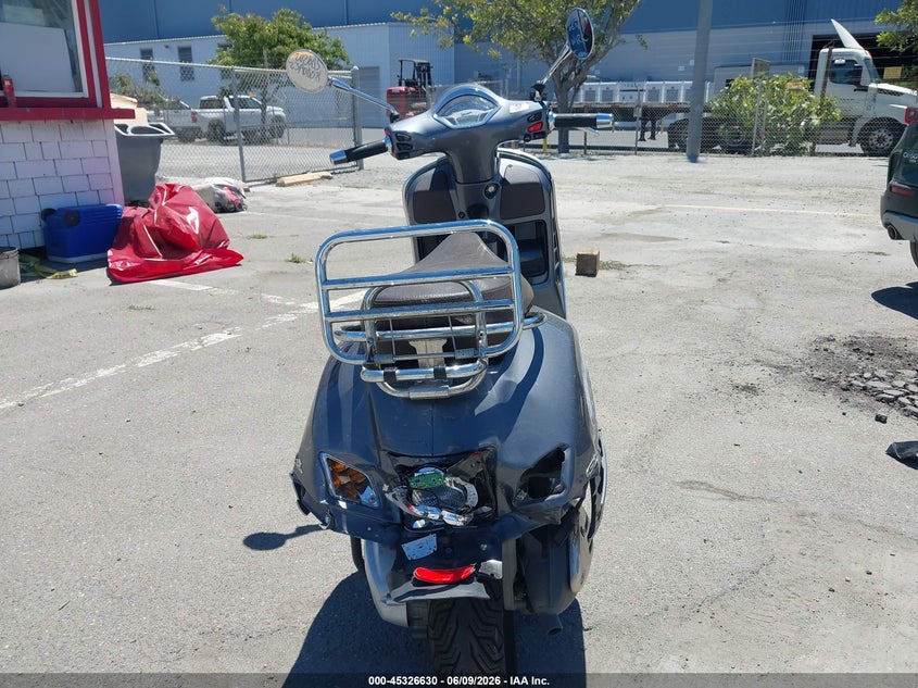 2022 Vespa - VIN ZAPMA39M8N5300593 IAAI salvage auction — FRONT & REAR, Salvage Title, sold $500 on 2026-07-22 (photo 6)
