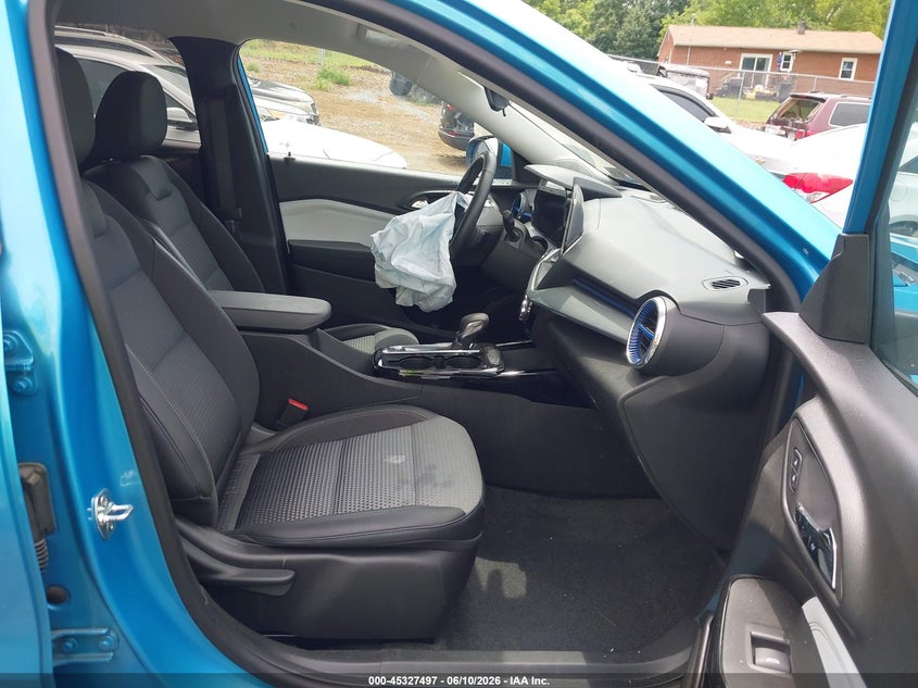 2025 Chevrolet Trax VIN KL77LHEP5SC082171 IAAI salvage auction — FRONT & REAR, Salvage (Virginia), sold $5,600 on 2026-07-10 (photo 5)