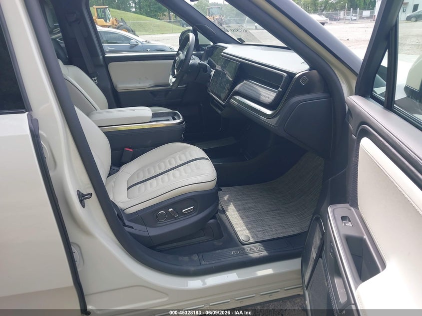 2025 Rivian R1t VIN 7FCTGCAA3SN040932 IAAI salvage auction — SIDE, Salvage Title, sold $33,750 on 2026-07-22 (photo 5)