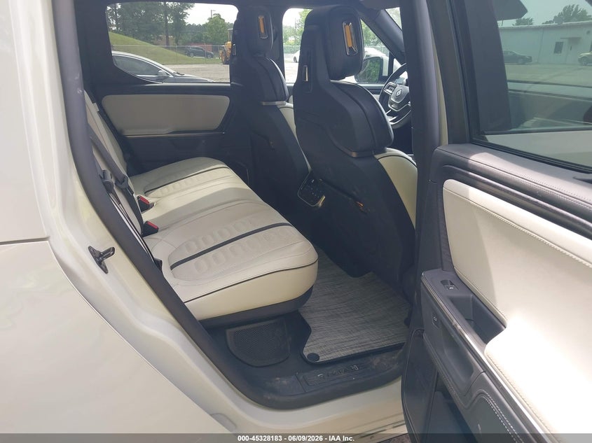 2025 Rivian R1t VIN 7FCTGCAA3SN040932 IAAI salvage auction — SIDE, Salvage Title, sold $33,750 on 2026-07-22 (photo 8)