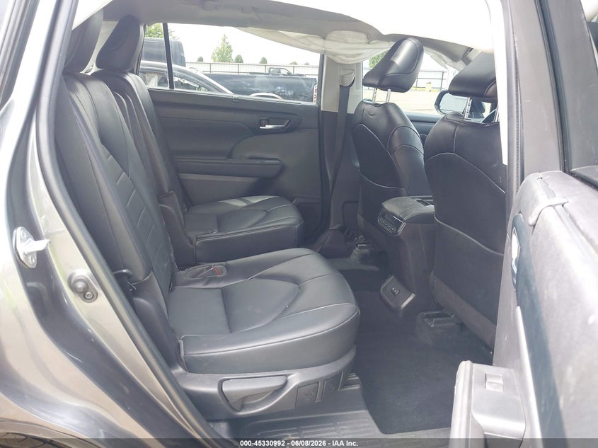 2022 Toyota Highlander VIN 5TDGZRBH3NS588007 IAAI salvage auction — RIGHT SIDE, Bill Of Sale (Washington), sold $11,500 on 2026-07-16 (photo 8)