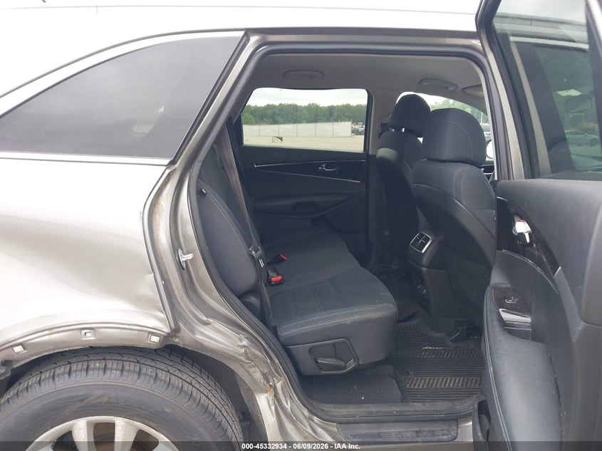2017 Kia Sorento VIN 5XYPGDA33HG260991 IAAI salvage auction — RIGHT SIDE, Salvage Title, sold $2,150 on 2026-07-09 (photo 8)