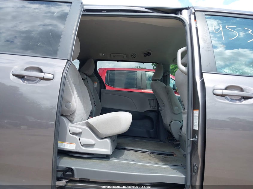 2015 Toyota Sienna VIN 5TDKK3DC7FS564355 IAAI salvage auction — FRONT END, Salvage (Missouri), sold $2,400 on 2026-07-29 (photo 8)