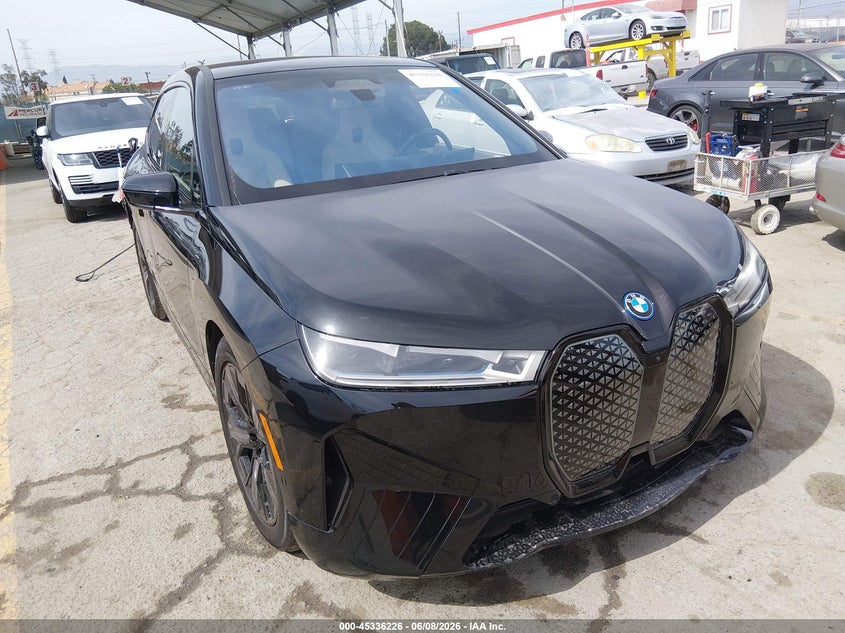 2024 BMW Ix VIN WB523CF06RCR48869 IAAI salvage auction — LEFT SIDE, Salvage Title, sold $32,500 on 2026-08-17 (photo 1)