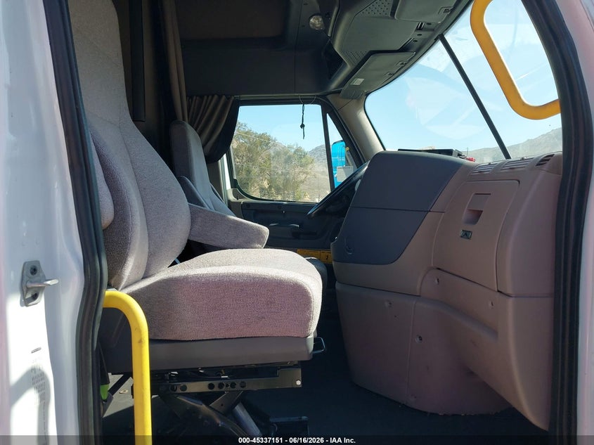 2018 Freightliner Cascadia 125 VIN 3AKNGLDR9JSJJ0103 IAAI salvage auction — FRONT END, Clear (California), sold $14,100 on 2026-08-13 (photo 8)