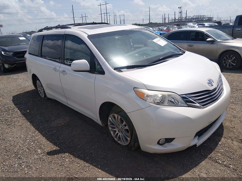 2017 Toyota Sienna VIN 5TDYZ3DC4HS791902 IAAI salvage auction — SIDE, Salvage Title, sold $4,200 on 2026-07-31 (photo 1)