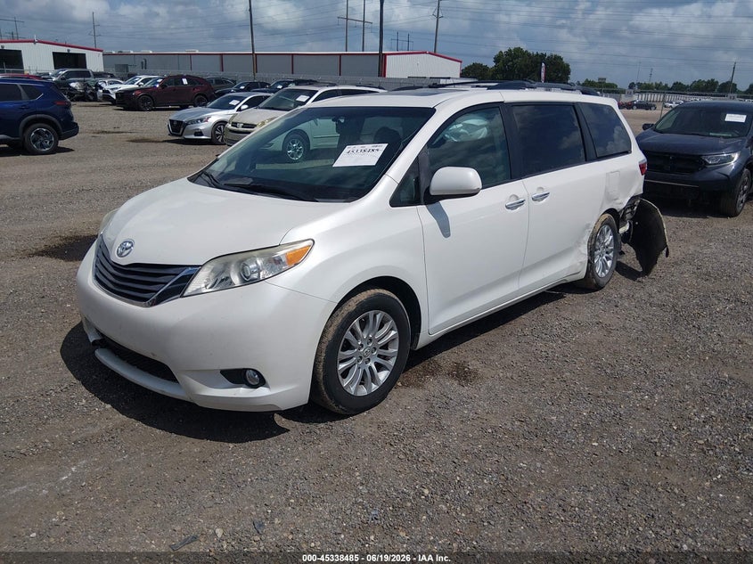 2017 Toyota Sienna VIN 5TDYZ3DC4HS791902 IAAI salvage auction — SIDE, Salvage Title, sold $4,200 on 2026-07-31 (photo 2)