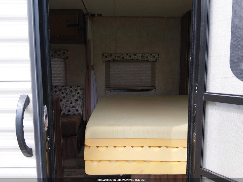 2017 Coachmen Clipper VIN 5ZT2CWKB3HJ113835 IAAI salvage auction — HAIL, Salvage (Mississippi), sold $1,850 on 2026-09-24 (photo 5)