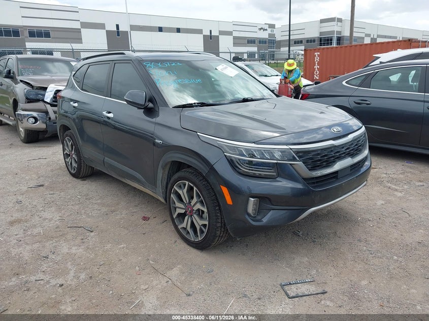 2021 Kia Seltos VIN KNDETCA22M7150011 IAAI salvage auction — SIDE, Salvage Title, sold $3,300 on 2026-08-02 (photo 1)