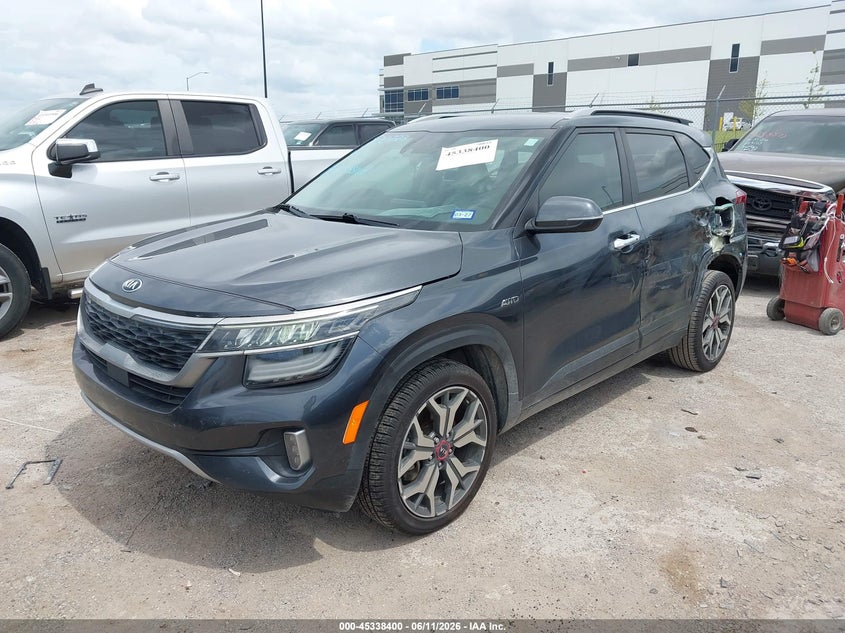 2021 Kia Seltos VIN KNDETCA22M7150011 IAAI salvage auction — SIDE, Salvage Title, sold $3,300 on 2026-08-02 (photo 2)