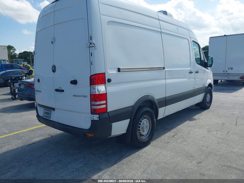 2016 Mercedes-benz Sprinter VIN WD3PE7DD9GP177857 IAAI salvage auction — NORMAL WEAR, Clear (Florida), sold $5,100 on 2026-07-09 (photo 4)