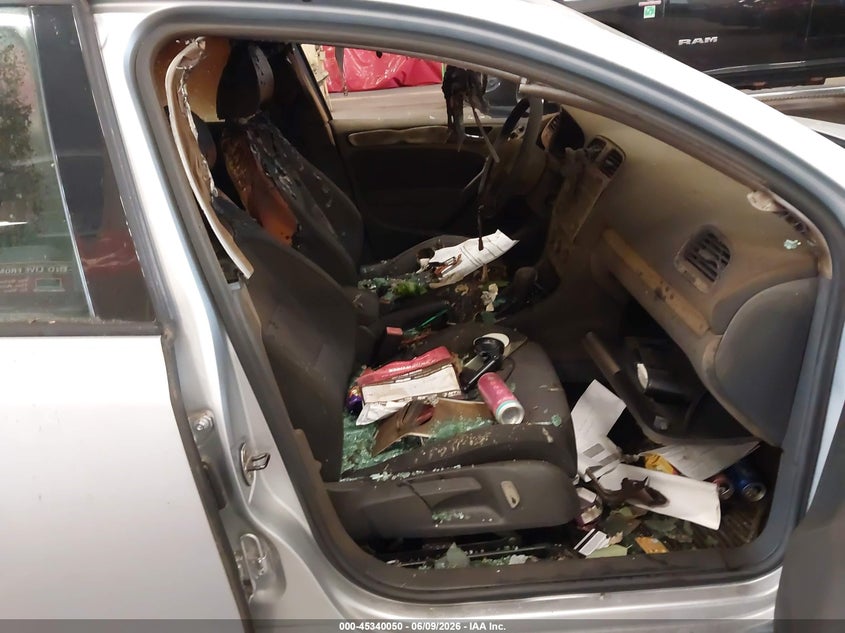 2012 Volkswagen Golf VIN WVWDB7AJ9CW007686 IAAI salvage auction — Burn Interior, Salvage (Oregon), sold $275 on 2026-08-06 (photo 5)