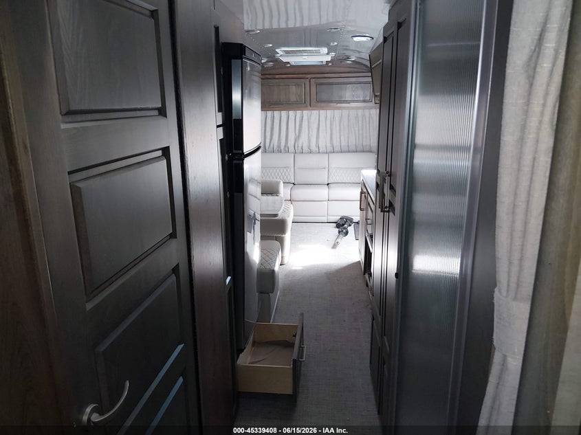 2023 Airstream Classic VIN 1STJBYP24PJ567760 IAAI salvage auction — FRAME DAMAGE, Salvage (Wisconsin), sold $31,500 on 2026-07-16 (photo 7)
