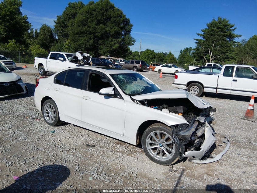 2017 BMW 3er VIN WBA8E1G58HNU12593 IAAI salvage auction — FRONT END, Salvage Title, sold $225 on 2026-07-29 (photo 1)