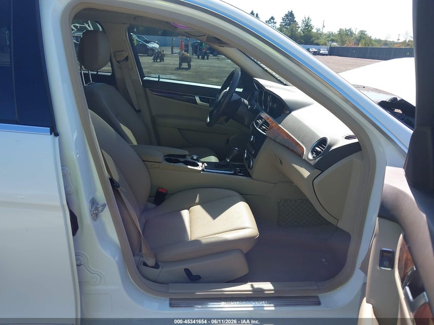 2013 Mercedes-benz C-klasse VIN WDDGF8AB5DR284356 IAAI salvage auction — FRONT END, Salvage Title, sold $1,200 on 2026-08-18 (photo 5)