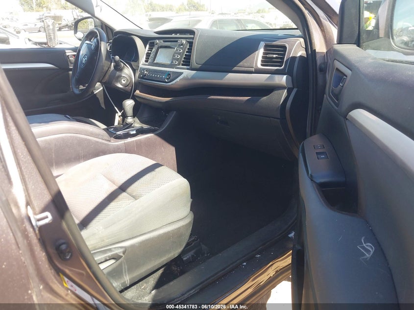 2019 Toyota Highlander VIN 5TDBZRFH3KS978802 IAAI salvage auction — RIGHT SIDE, Salvage (California), sold $6,450 on 2026-07-15 (photo 5)